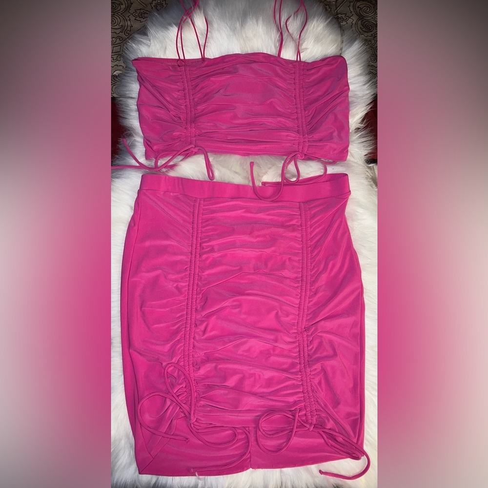 💖Iris collection 💗Hot pink ruched crop top
and skirt coord set.